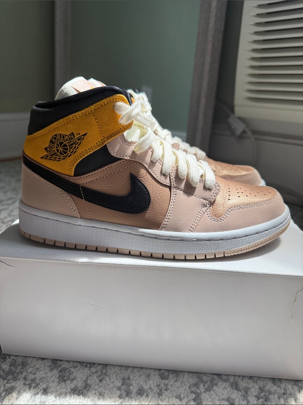 Nike WMNS Air Jordan 1 Mid SE